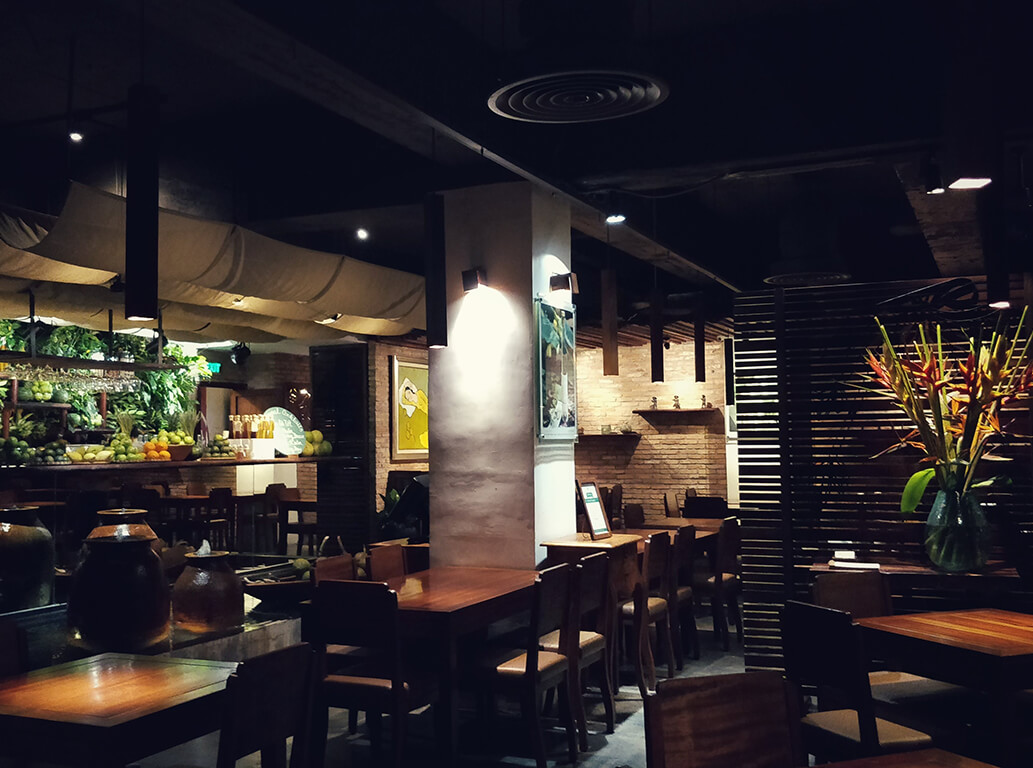 Interior cálido del pub en Osorno